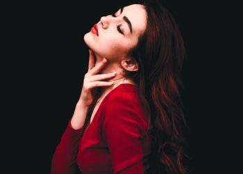 Discover the Hottest Hair Trends of 2022: From Beach Waves to Sleek Pixies