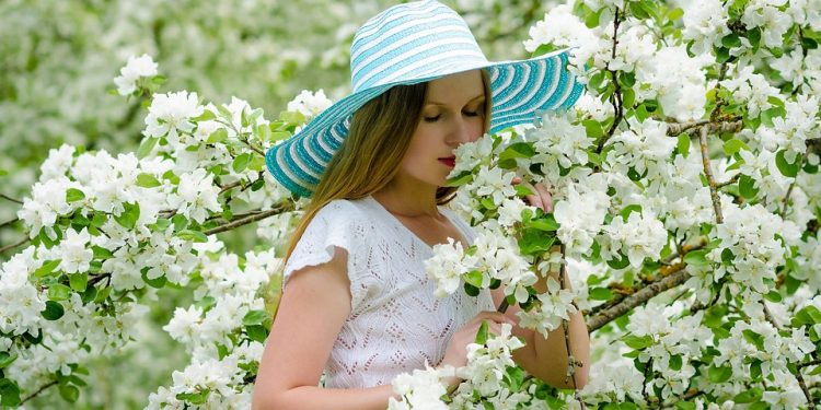 Highlighting Natural Beauty: Embracing Minimalistic Makeup Trends for Women