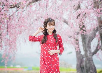 The Secret to Flawless Skin: Expert Tips and Tricks from Women’s Makeup Artists