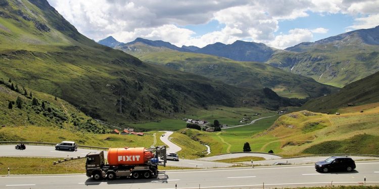 From Gym to Street: How Tank Tops Have Become a Fashion Staple