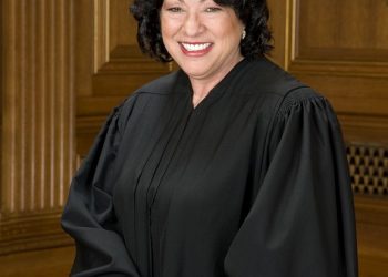 Dive into Elegance: Sensational Robe Styles That Will Make Heads Turn