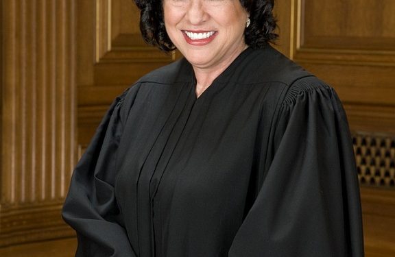 Dive into Elegance: Sensational Robe Styles That Will Make Heads Turn