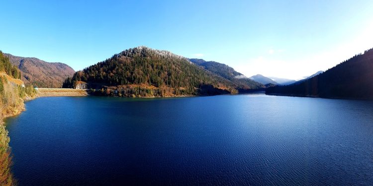 Unleash Your Inner Fashionista: How to Rock Tank Tops with Confidence