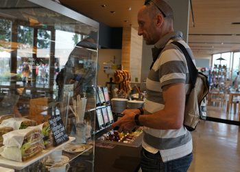 Muscle Shirts vs. Traditional Workout Attire: Which Is More Effective?